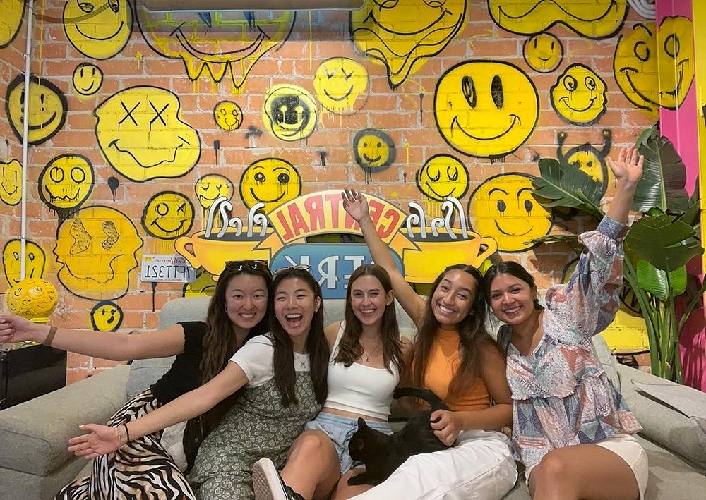 Thanks to the Collserola hike, I met 和 became close with these amazing girls. We stumbled upon this art gallery while exploring La Merce, a huge festival in 巴塞罗那.
